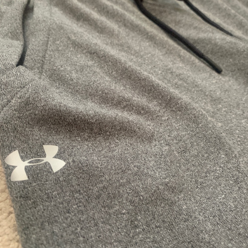 Grey Under Armour Sweatpants (Size XS)!